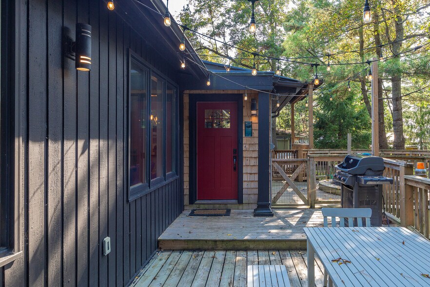 More Photos Of 345 Thousand Islands Pky, Leeds and The Thousand Islands Hotel For Sale