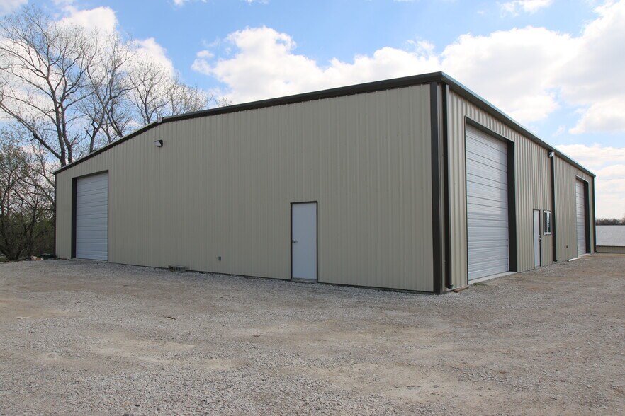 More Photos Of 8515 S Regency Dr, Tulsa Warehouse For Lease