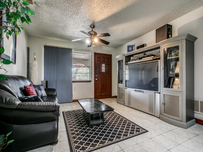 More Photos Of 226 E Fest St, San Antonio Restaurant For Sale