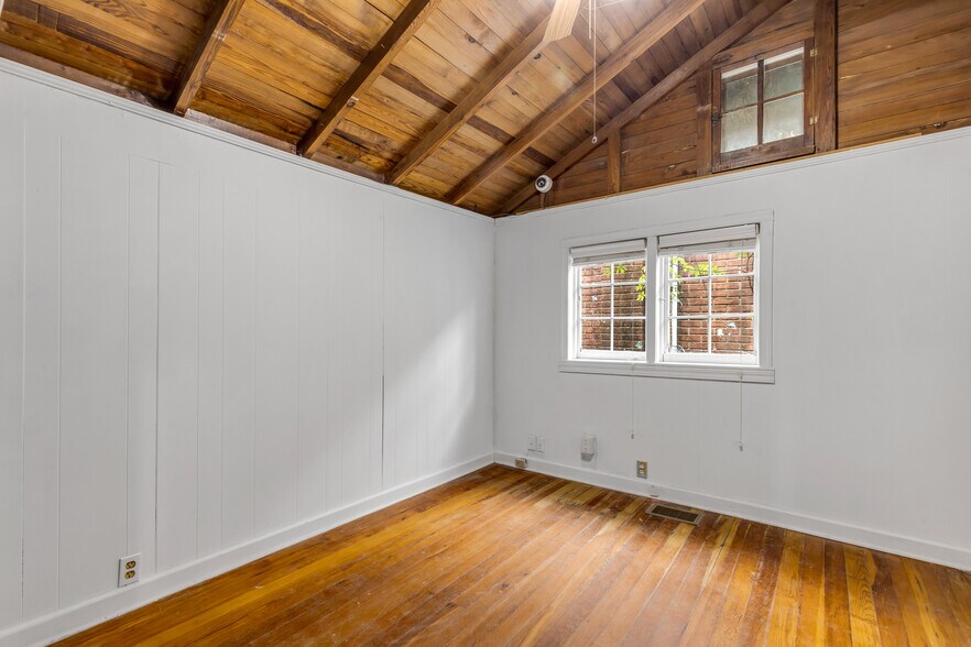 More Photos Of 304 Flagler Ave, New Smyrna Beach Storefront For Sale
