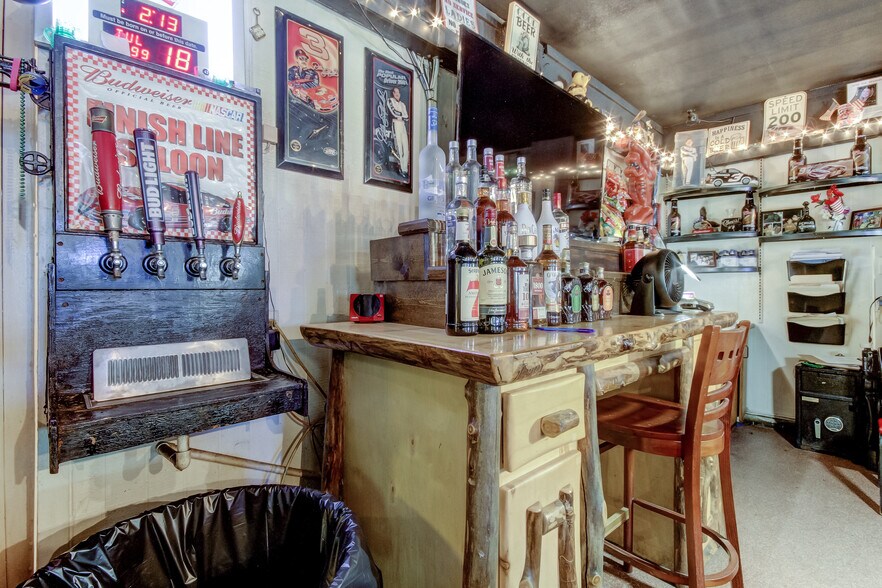 More Photos Of 5402 W US Highway 92, Plant City Bar For Sale