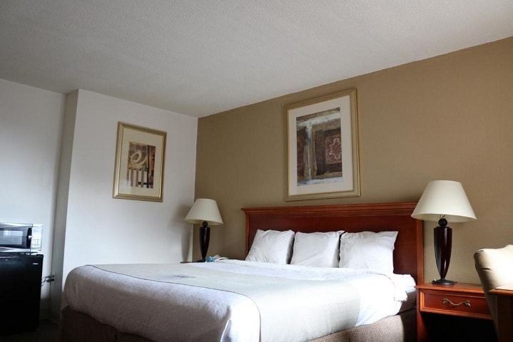 More Photos Of 924 4th St NE, Huron Hotel For Sale
