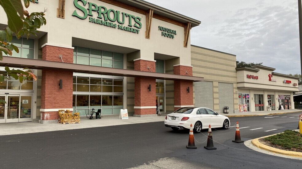 More Photos Of 3317 Lithia Pinecrest Rd, Valrico Unknown For Lease