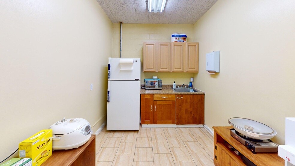 More Photos Of 206 W 140th St, Los Angeles Warehouse For Lease