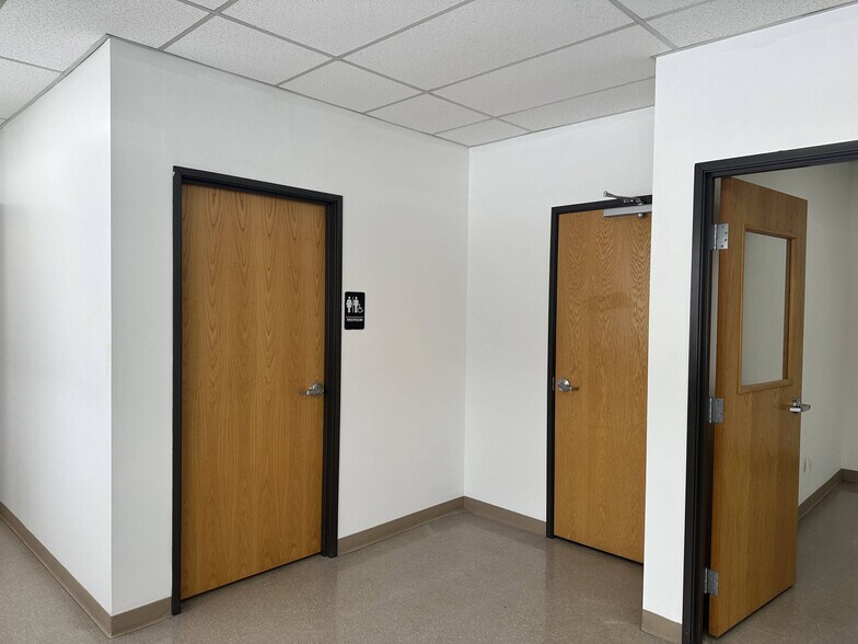 More Photos Of 12801 Silver Lake Rd, Brighton Manufacturing For Sale