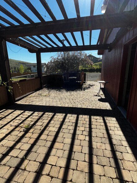 More Photos Of 99 3rd St, Maupin Restaurant For Sale