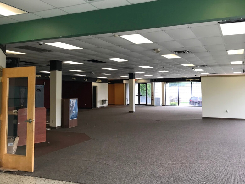 More Photos Of 25001 W 8 Mile Rd, Redford Freestanding For Sale