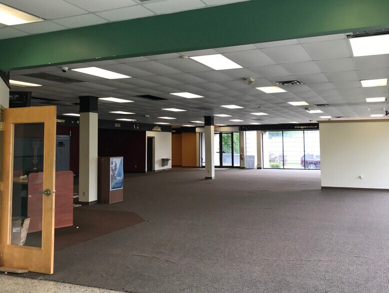 More Photos Of 25001 W 8 Mile Rd, Redford Township Freestanding For Sale