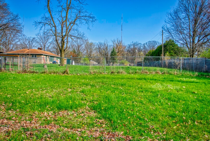 More Photos Of 2324 Hillegas Rd, Fort Wayne Specialty For Sale