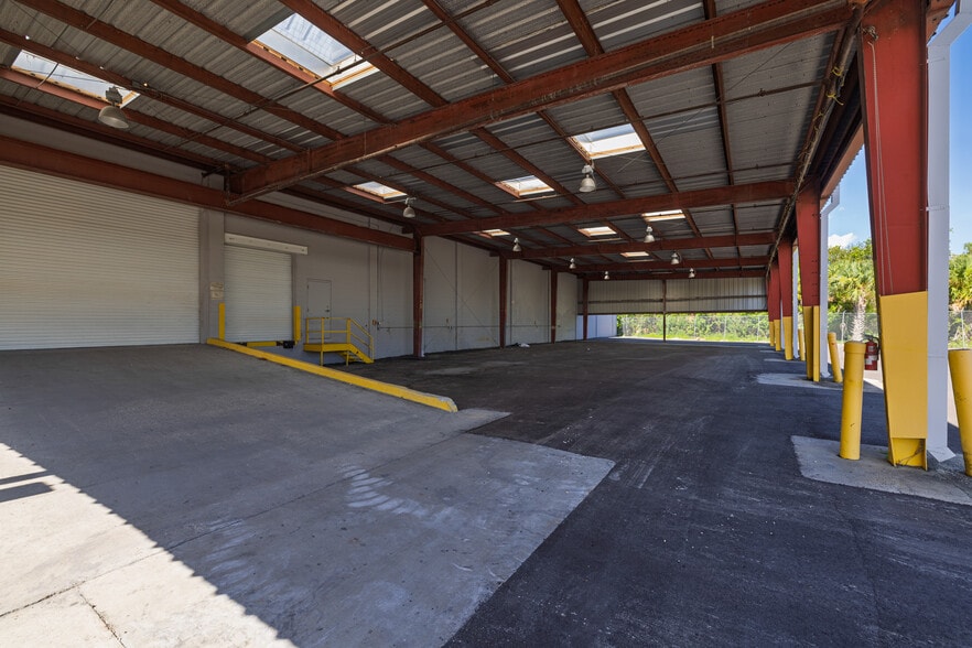More Photos Of 1264 La Quinta Dr, Orlando Warehouse For Lease