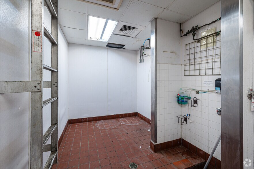 More Photos Of 1914 W 79th St, Chicago Freestanding For Lease