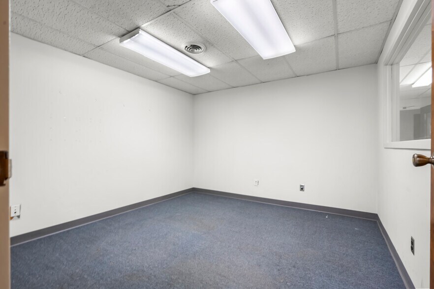 More Photos Of 3050 6th St SW, Cedar Rapids Warehouse For Lease