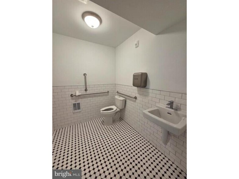 More Photos Of 804 Franklin St, Reading Office For Lease