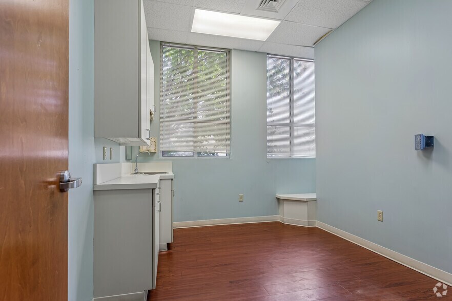 More Photos Of 7800 Wolf Trail Cv, Germantown Medical For Sale