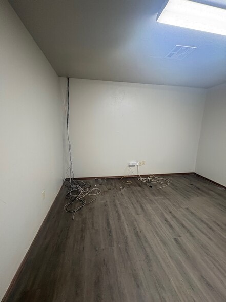 More Photos Of 410 S Eagle Ln, Oklahoma City Manufacturing For Lease