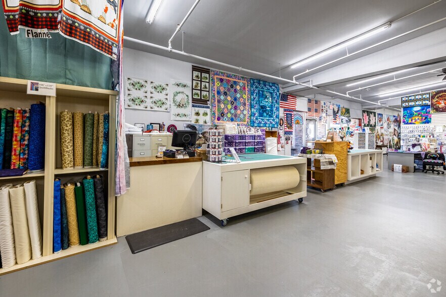 More Photos Of 613 N Broadway St, Joshua Department Store For Lease