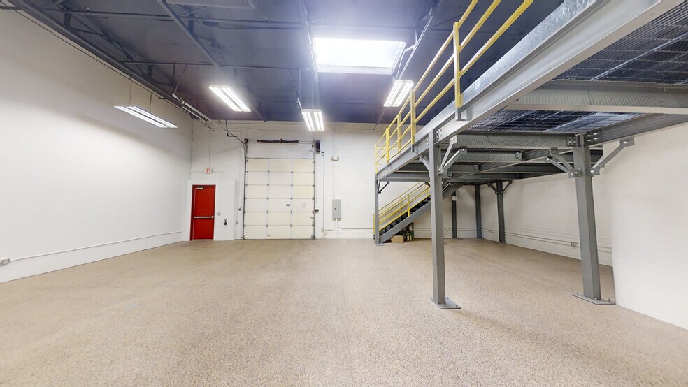 More Photos Of 16055 N Dial Blvd, Scottsdale Warehouse For Lease