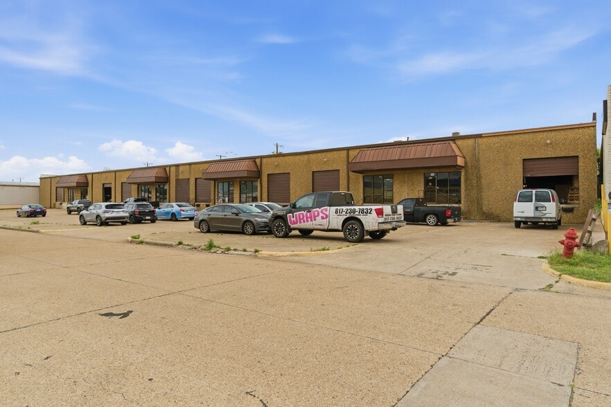 More Photos Of 2457 NW Dallas St, Grand Prairie Light Distribution For Sale
