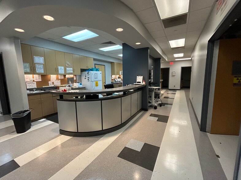 More Photos Of 1095 Woodstock Rd, Roswell Medical For Lease