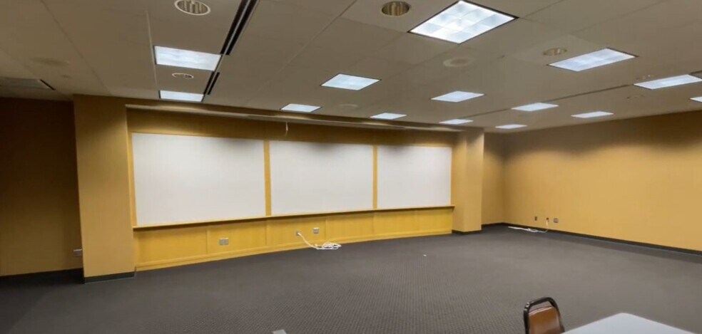 More Photos Of 25 NW Riverside Dr, Evansville Office For Lease