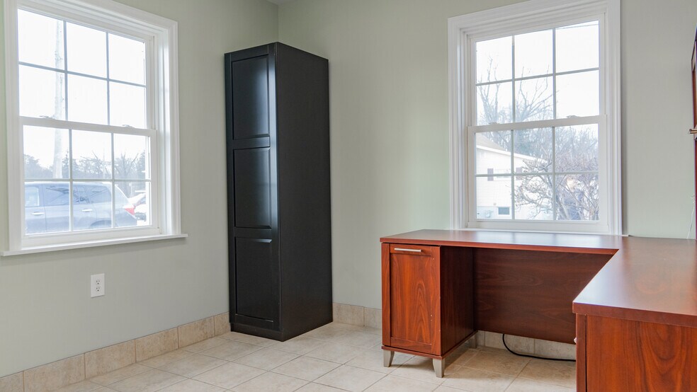 More Photos Of 218 Oak St, Grove City Office For Lease
