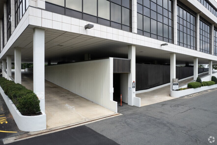 More Photos Of 510 Thornall St, Edison Office For Lease