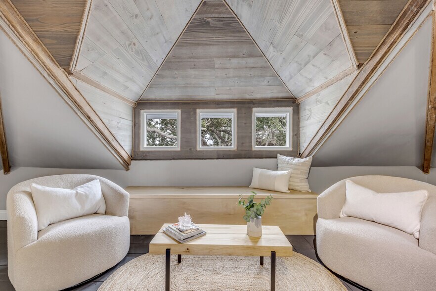 More Photos Of 214 S Riverside Dr, New Smyrna Beach Office Residential For Sale