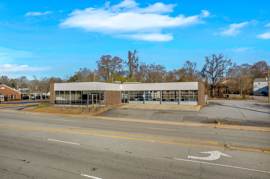 Primary Photo Of 904 N Main St, Anderson Auto Repair For Sale