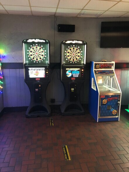 More Photos Of 318 W North Water St, New London Bar For Sale