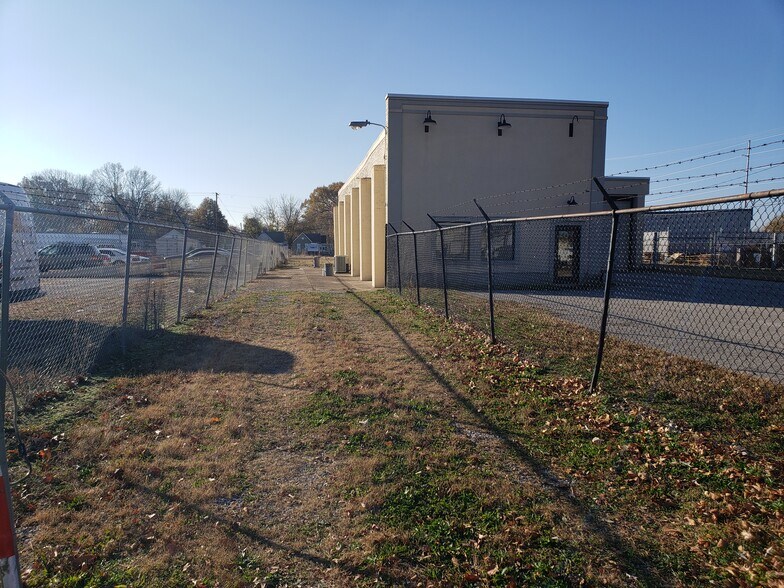 More Photos Of 825 Canal St, Evansville Warehouse For Lease