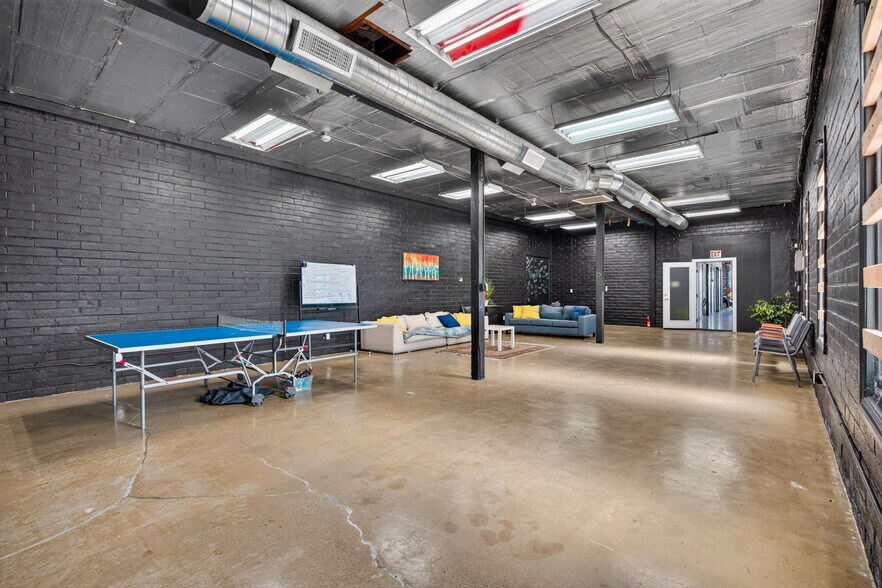 More Photos Of 6023 Hazeltine Ave, Van Nuys Warehouse For Lease
