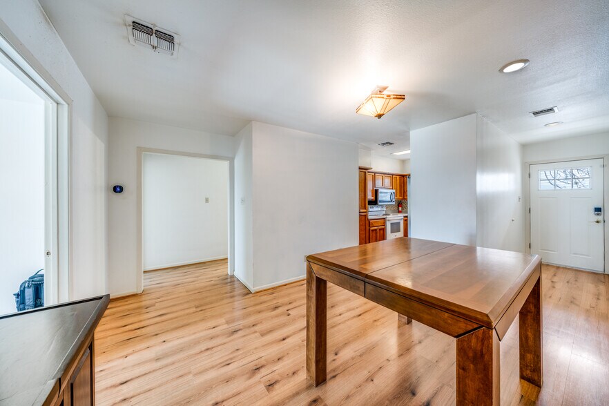 More Photos Of 7870 Broadway, San Antonio Medical For Sale