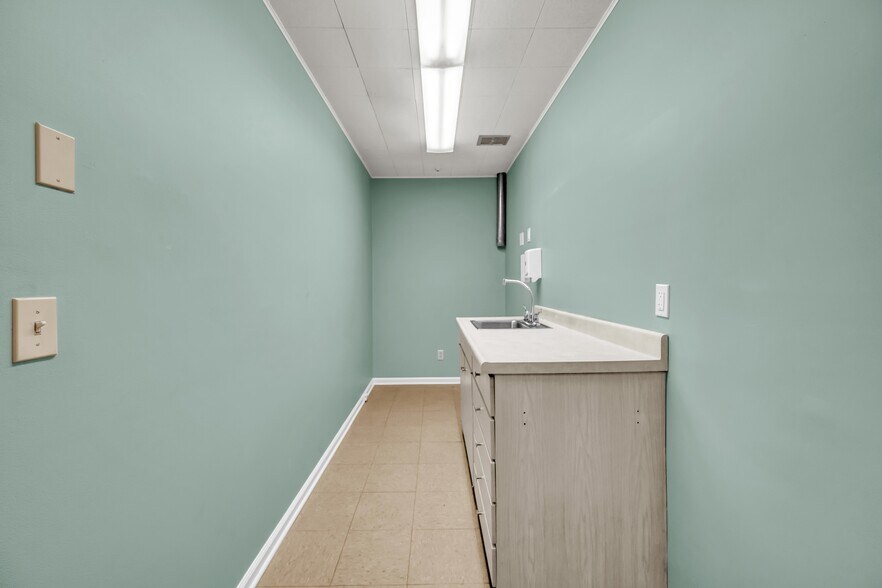 More Photos Of 172 Mount Pleasant Rd, Newtown Medical For Lease