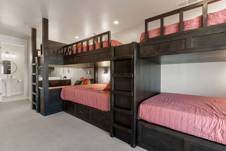 More Photos Of 2248 N Double Eagle Ln, Washington Specialty For Sale
