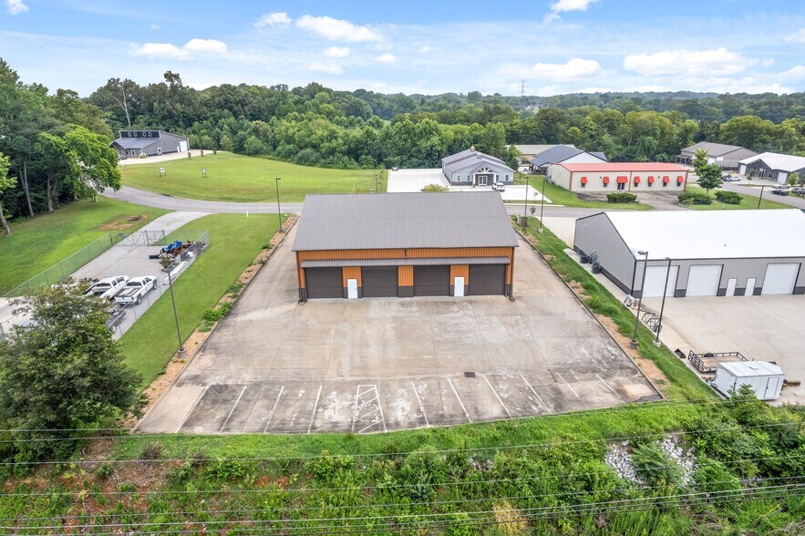 More Photos Of 219 Industrial Dr, Clarksville Warehouse For Lease