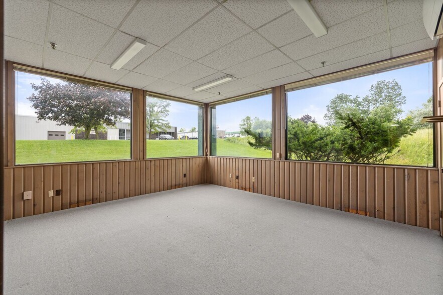 More Photos Of 1075 National Pky, Mansfield Office For Sale