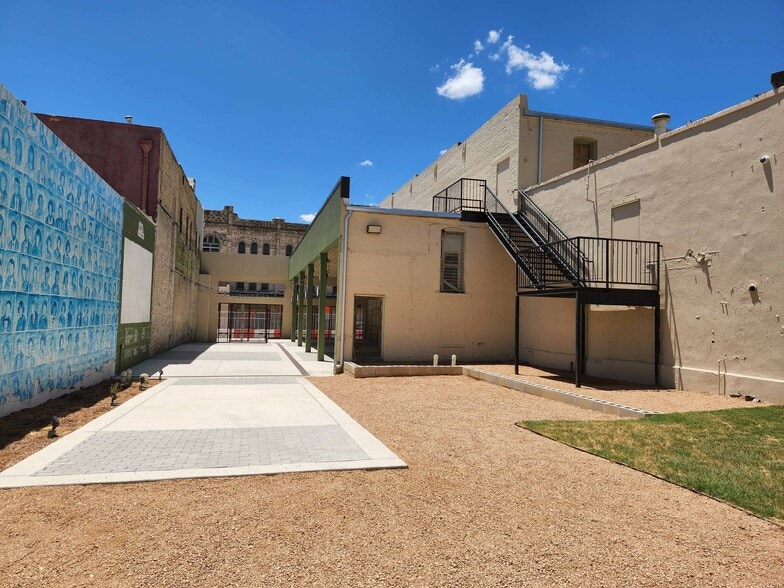 More Photos Of 333-341 W Commerce St, San Antonio Storefront For Lease