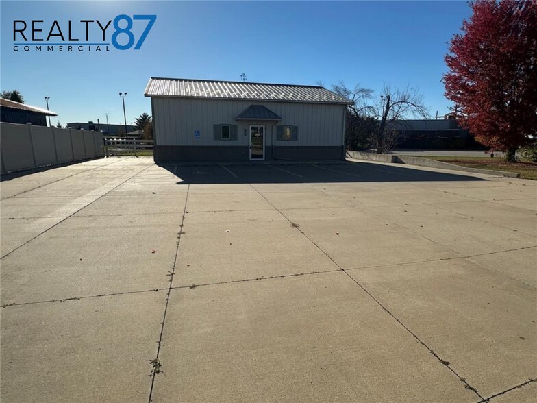 More Photos Of 1210 N Center Point Rd, Hiawatha Office For Sale