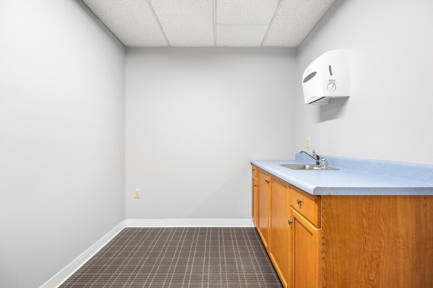 More Photos Of 55 Accord Park Dr, Rockland Office For Sale