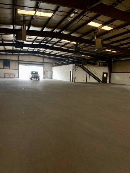 More Photos Of 2703 Chalk Hill Rd, Dallas Warehouse For Sale
