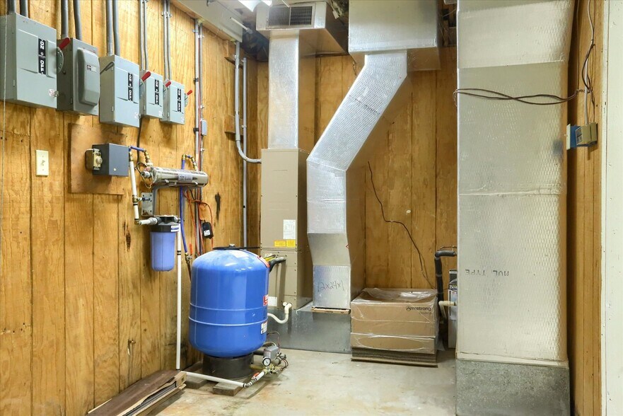 More Photos Of 55 W Shortcut Rd, Newport Loft Creative Space For Sale