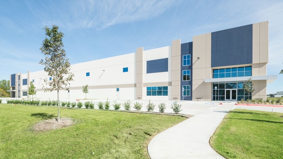 More Photos Of 3193 Bass Pro Dr, Grapevine Distribution For Lease