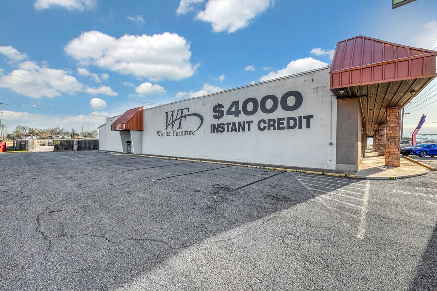 More Photos Of 1127 NW Cache Rd, Lawton General Retail For Sale