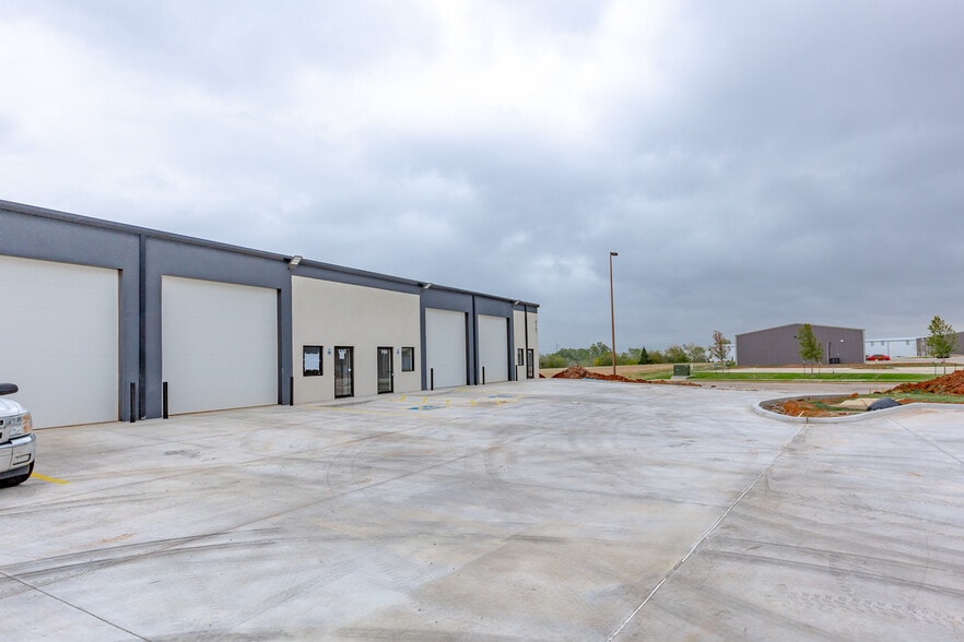 More Photos Of 8101 Silver Xing, Oklahoma City Unknown For Lease