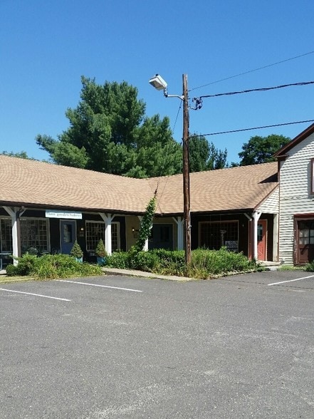 More Photos Of 107 Main St N, Woodbury Freestanding For Lease