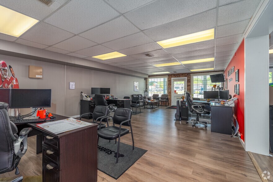 More Photos Of 3128-3134 E Sunshine St, Springfield Storefront Retail Office For Sale