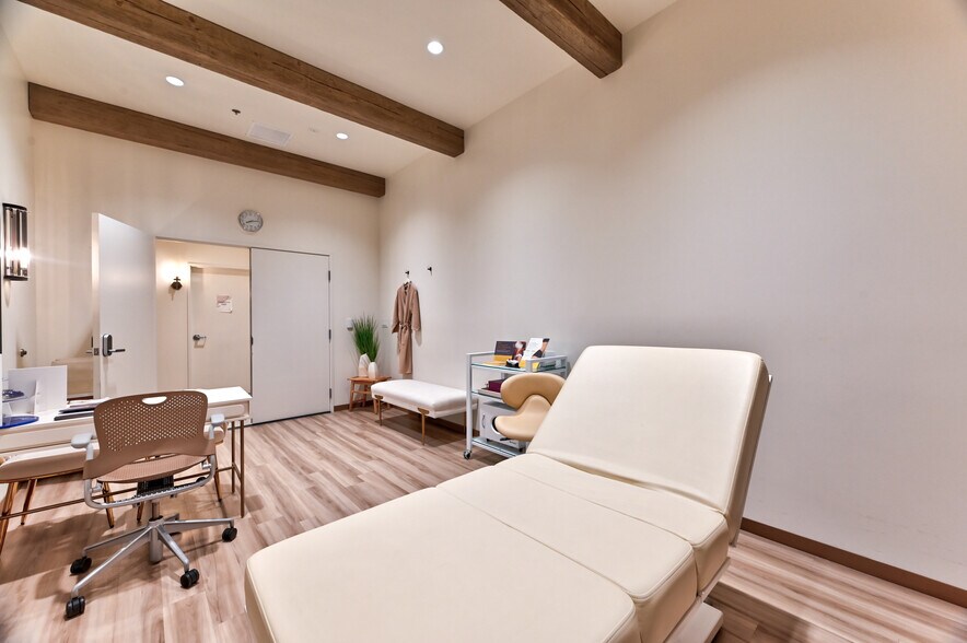 More Photos Of 5770 S Durango Dr, Las Vegas Medical For Sale