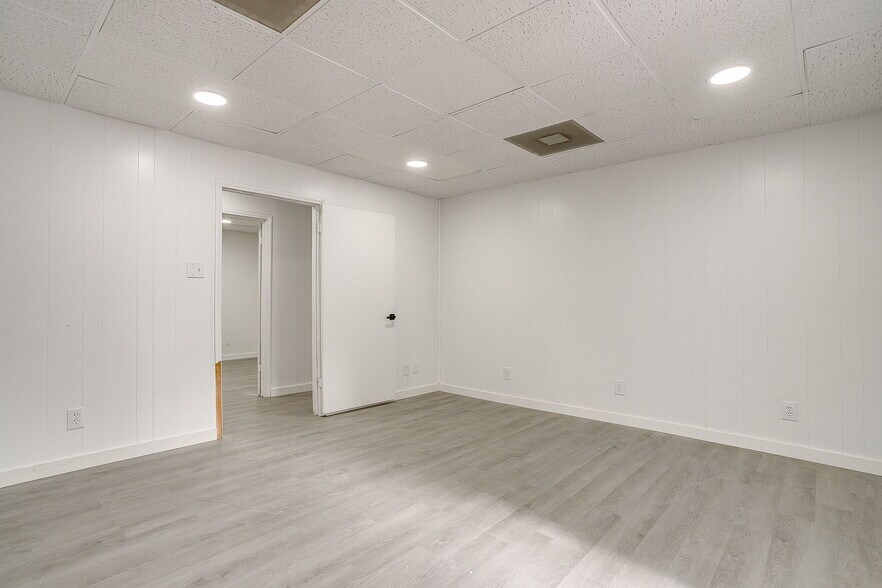 More Photos Of 1600 FM 3433, Newark Warehouse For Sale