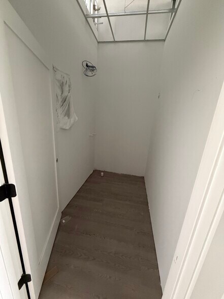 More Photos Of 2420 S 8th St, Rogers Flex For Lease