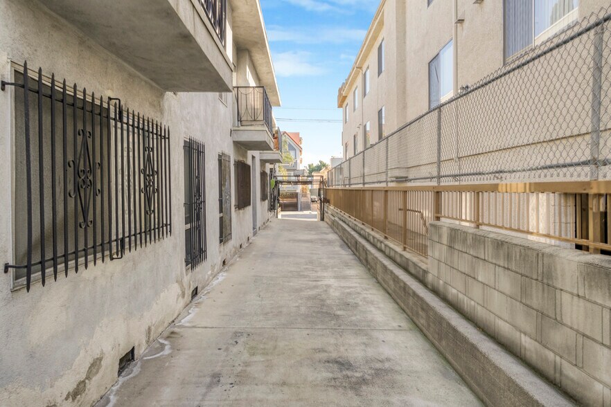 More Photos Of 3121 S Canfield Ave, Los Angeles Apartments For Sale